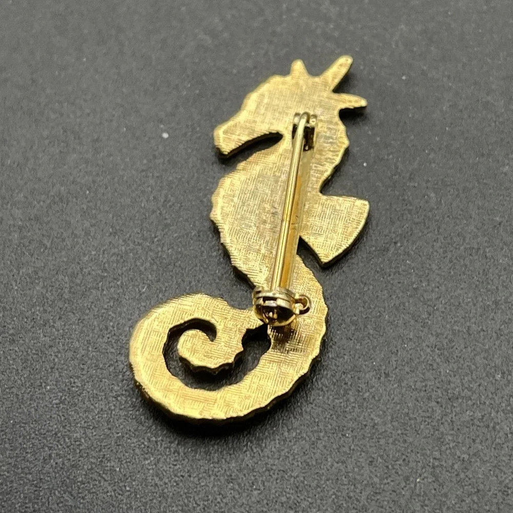 Paint Speckled Red Seahorse‎ Lapel Hat Pin
